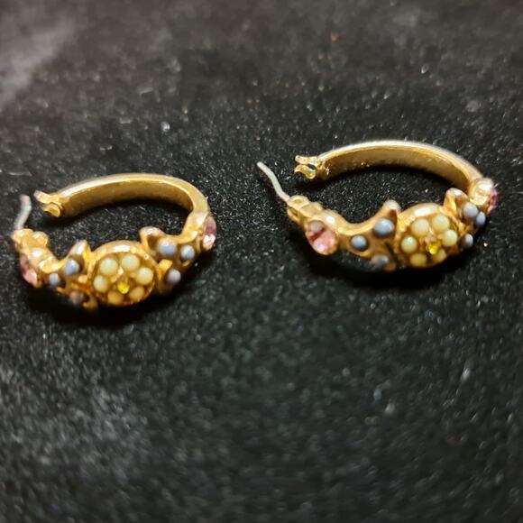Vtg Floral Design Rhinestone Gold Tone ⅞" Diameter Hoop Earrings Snap Closure - Picture 7 of 16
